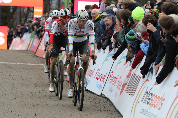 Van der Poel moet werken voor zege in Namen