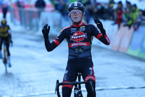 Van Empel stunt met zege in Val di Sole