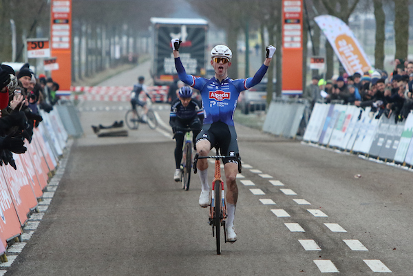 Tibor Del Grosso op herhaling op NK Veldrijden