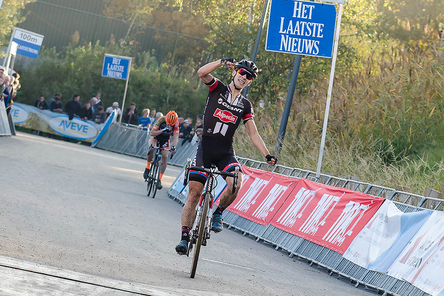 Van der Haar klopt van Aert