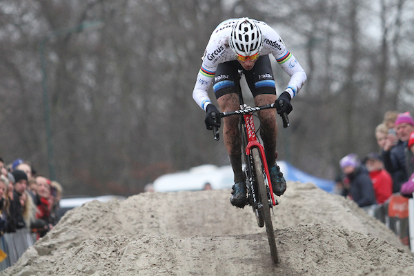 Heusden-Zolder: Brand wint sprint, VDP na solo