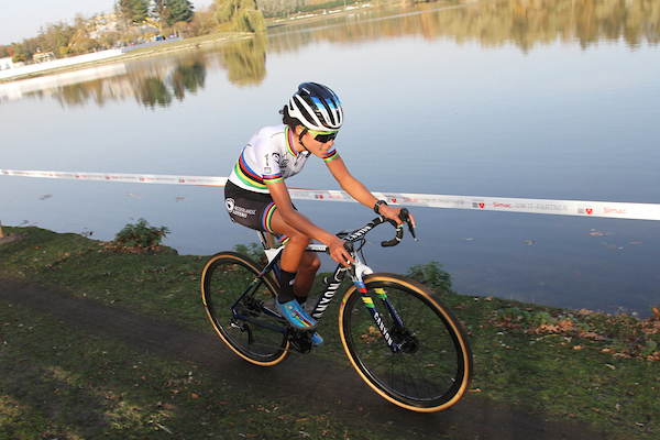 Vierde zege Alvarado, Kamp weer in top 10