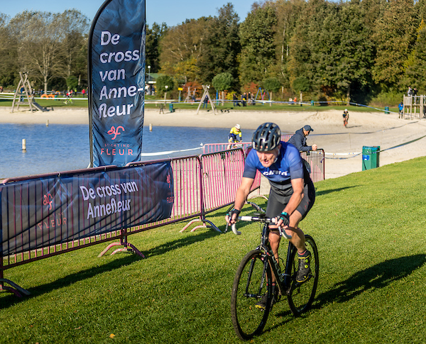 Annefleur Kalvenhaar herdacht met eigen veldrit