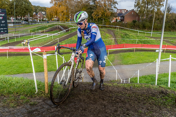 Pluimers klopt Wiebes in Hilversum