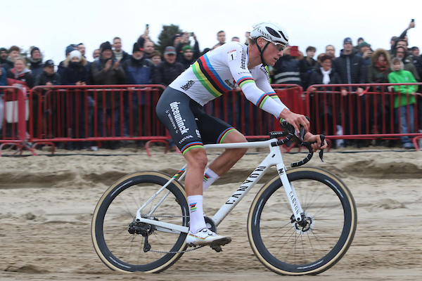 Van der Poel en Pieterse naar de winst