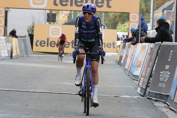 Brand ongenaakbaar in Niel