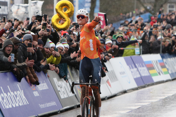 Van der Poel naar historische achtste WK-titel