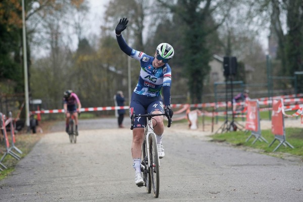 Ilse Pluimers wint nationale veldrit Nijverdal