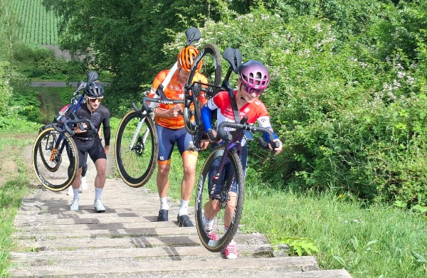 Tijmen Eising tekent ´donders zwaar rondje uit´ op Muur Emmen
