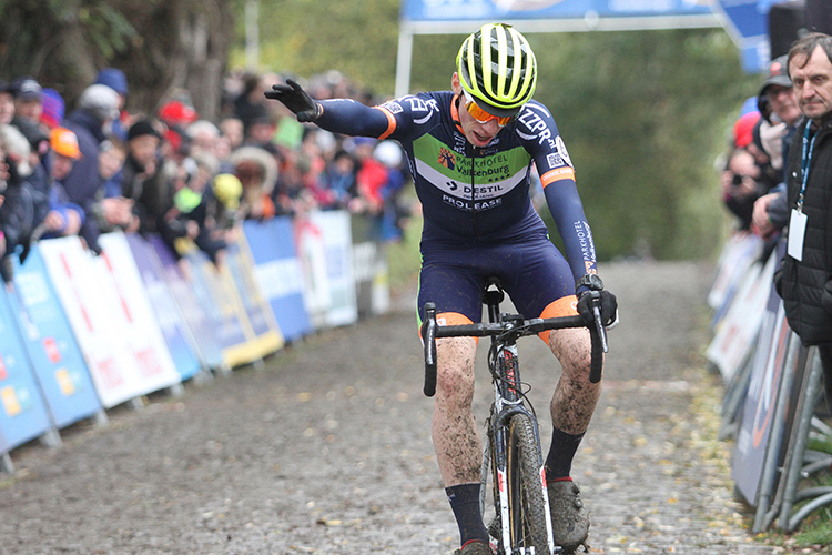 Jens Dekker viert rentree met zege Koppenbergcross